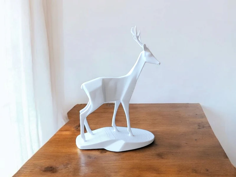 Élégante sculpture de cerf pour un intérieur d'inspiration naturelle