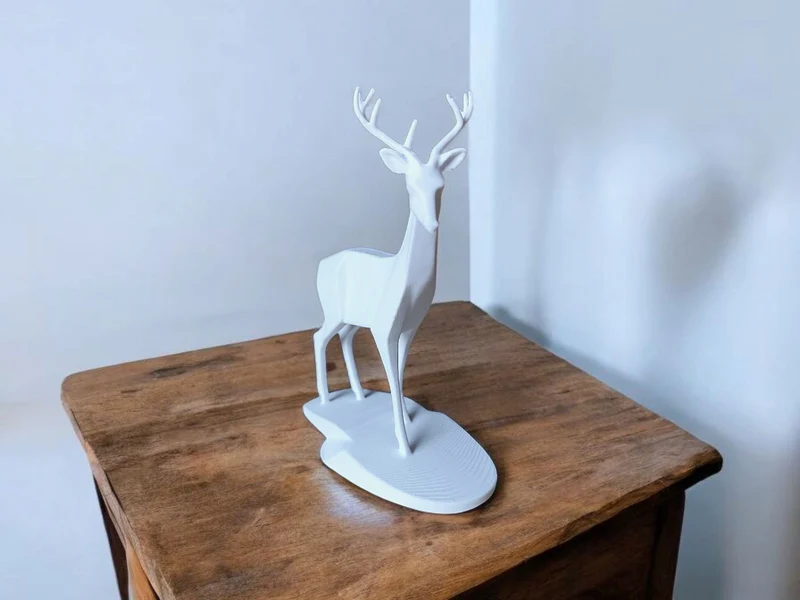 Élégante sculpture de cerf pour un intérieur d'inspiration naturelle