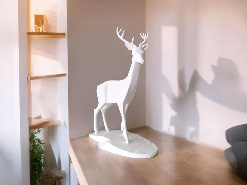 Élégante sculpture de cerf pour un intérieur d'inspiration naturelle