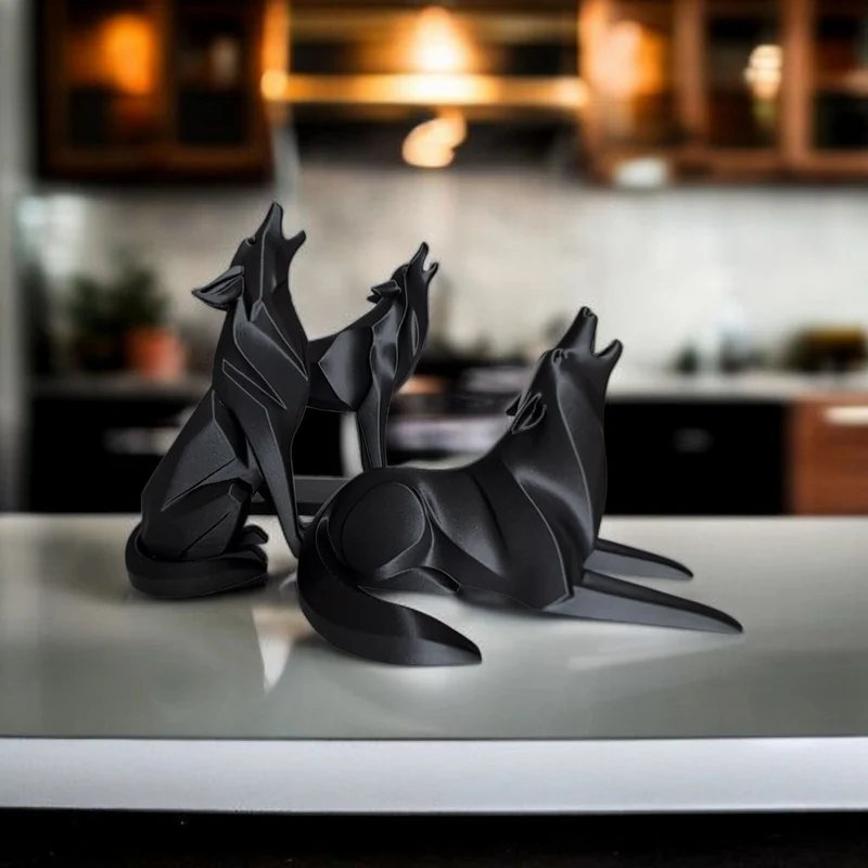 Sculpture minimaliste sur pied d'un loup hurlant