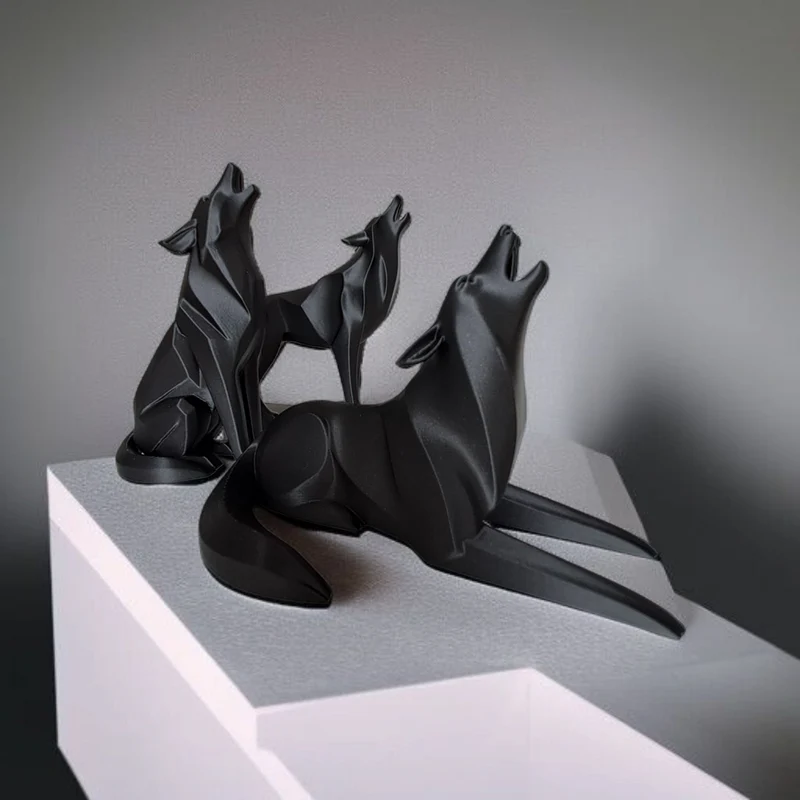 Sculpture minimaliste sur pied d'un loup hurlant