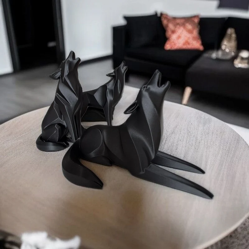 Sculpture minimaliste sur pied d'un loup hurlant