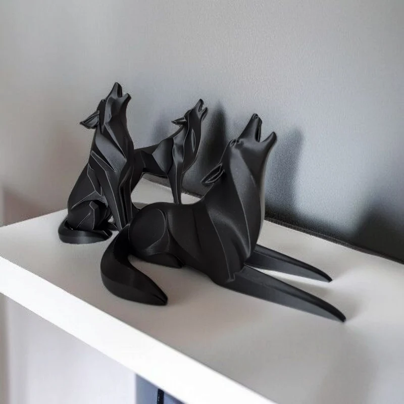Sculpture minimaliste sur pied d'un loup hurlant