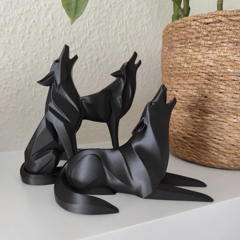 Sculpture minimaliste sur pied d'un loup hurlant