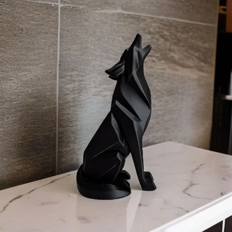 Sculpture minimaliste sur pied d'un loup hurlant