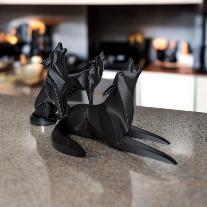 Sculpture minimaliste sur pied d'un loup hurlant