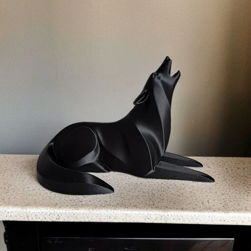 Sculpture minimaliste sur pied d'un loup hurlant