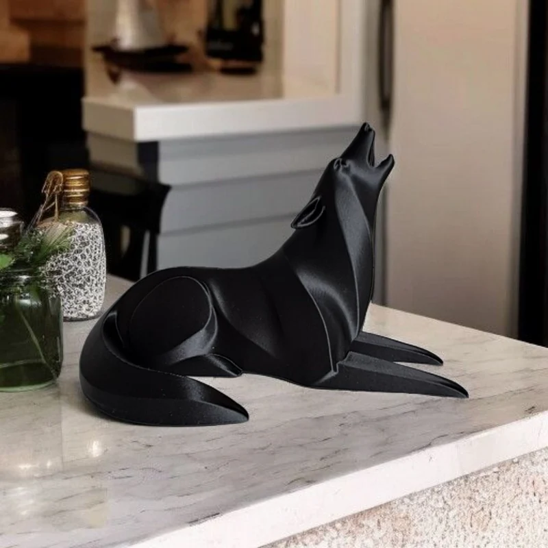 Sculpture minimaliste sur pied d'un loup hurlant