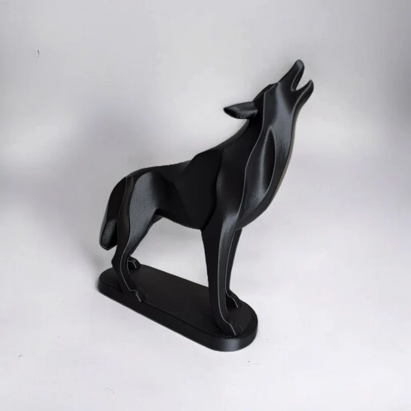 Sculpture minimaliste sur pied d'un loup hurlant