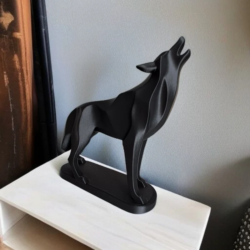 Sculpture minimaliste sur pied d'un loup hurlant