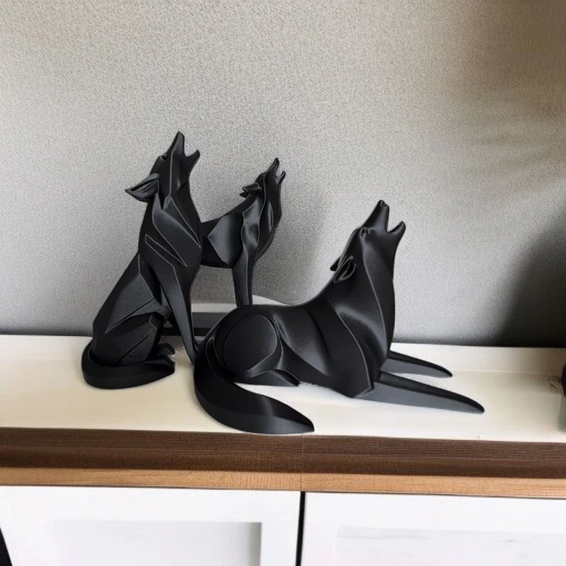 Sculpture minimaliste sur pied d'un loup hurlant
