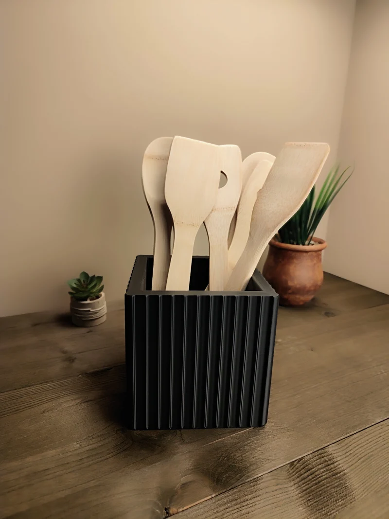 Contenant moderne et carré pour ustensiles de cuisine