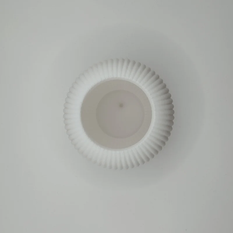 Pot de fleurs rond moderne avec design côtelé