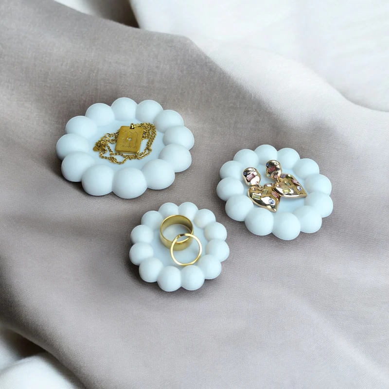 Élégant plateau à bijoux avec bordure perlée pour le rangement