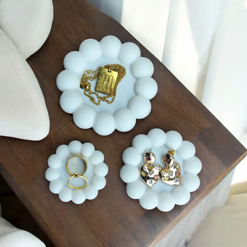 Élégant plateau à bijoux avec bordure perlée pour le rangement