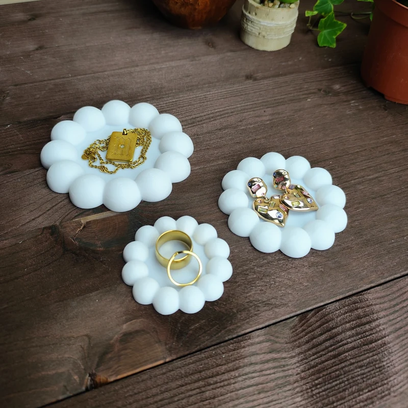 Élégant plateau à bijoux avec bordure perlée pour le rangement