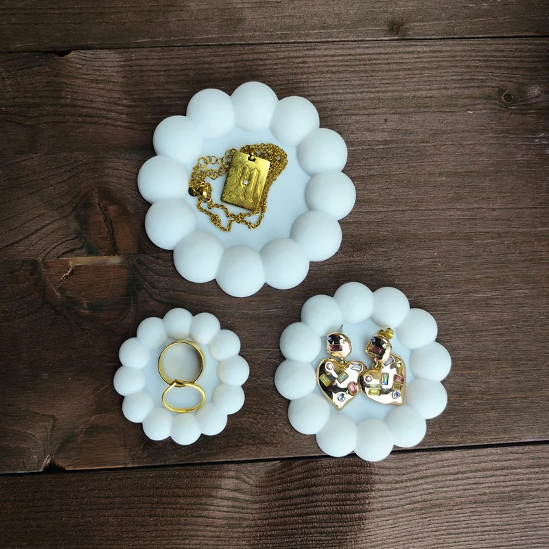 Élégant plateau à bijoux avec bordure perlée pour le rangement