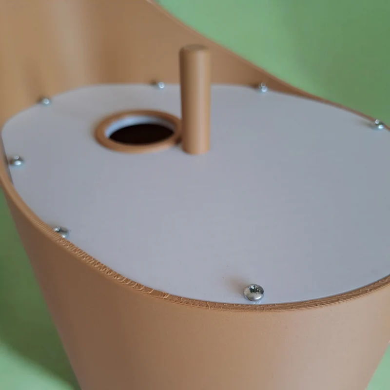 Nichoir moderne incurvé avec toit en forme de cloche