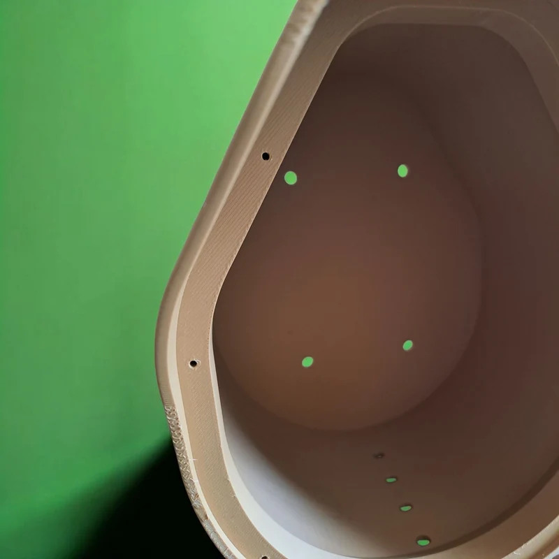 Nichoir moderne incurvé avec toit en forme de cloche