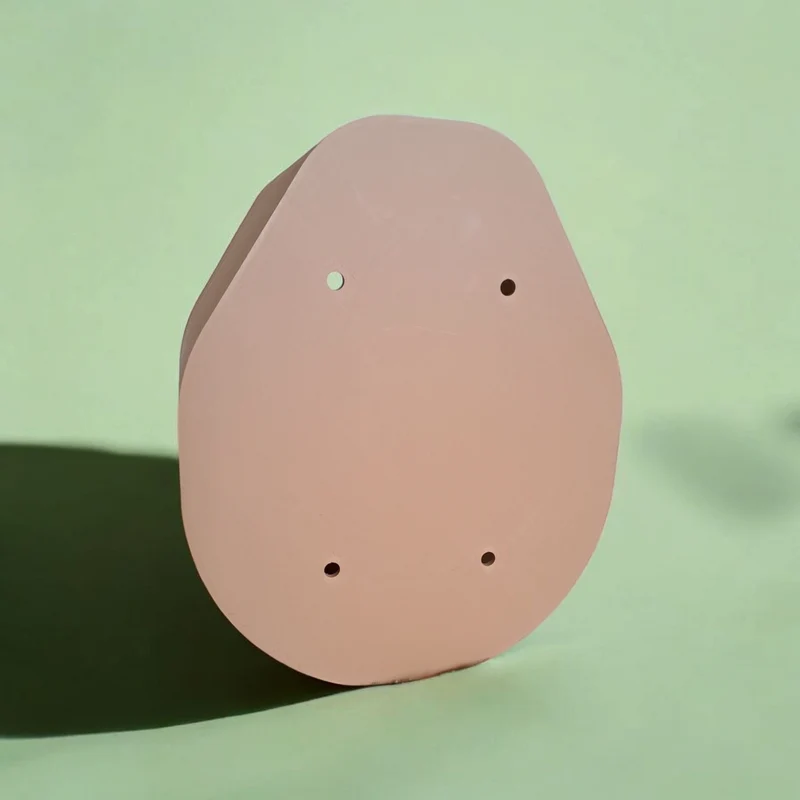 Nichoir moderne incurvé avec toit en forme de cloche