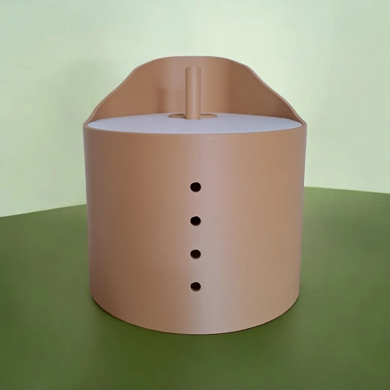 Nichoir moderne incurvé avec toit en forme de cloche