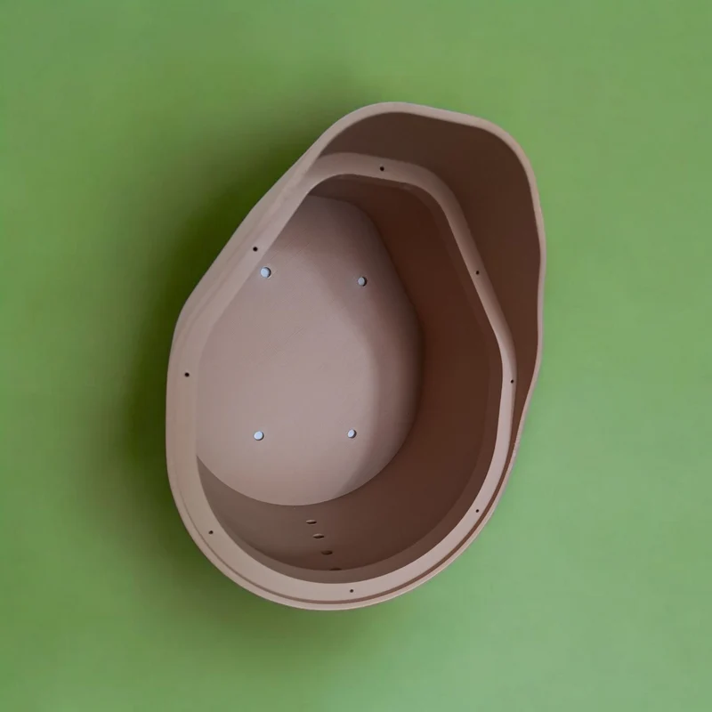 Nichoir moderne incurvé avec toit en forme de cloche