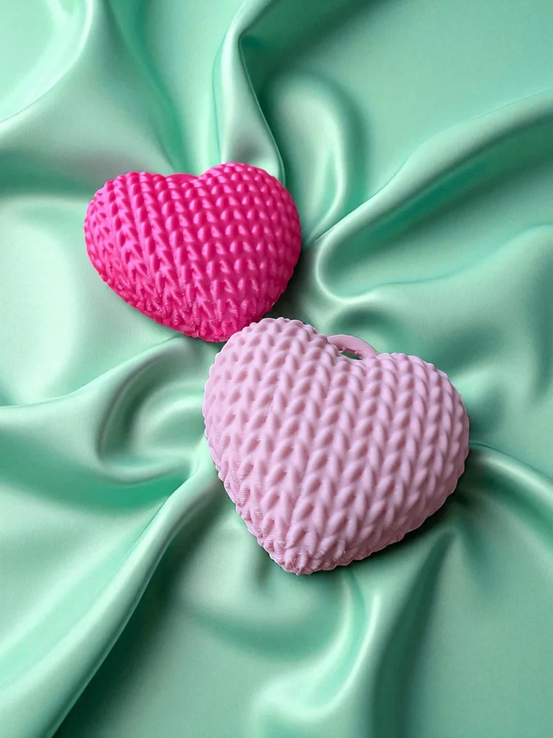 Porte-clés en forme de cœur avec motif finement tricoté