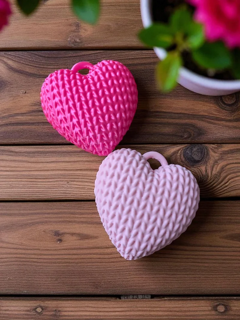 Porte-clés en forme de cœur avec motif finement tricoté