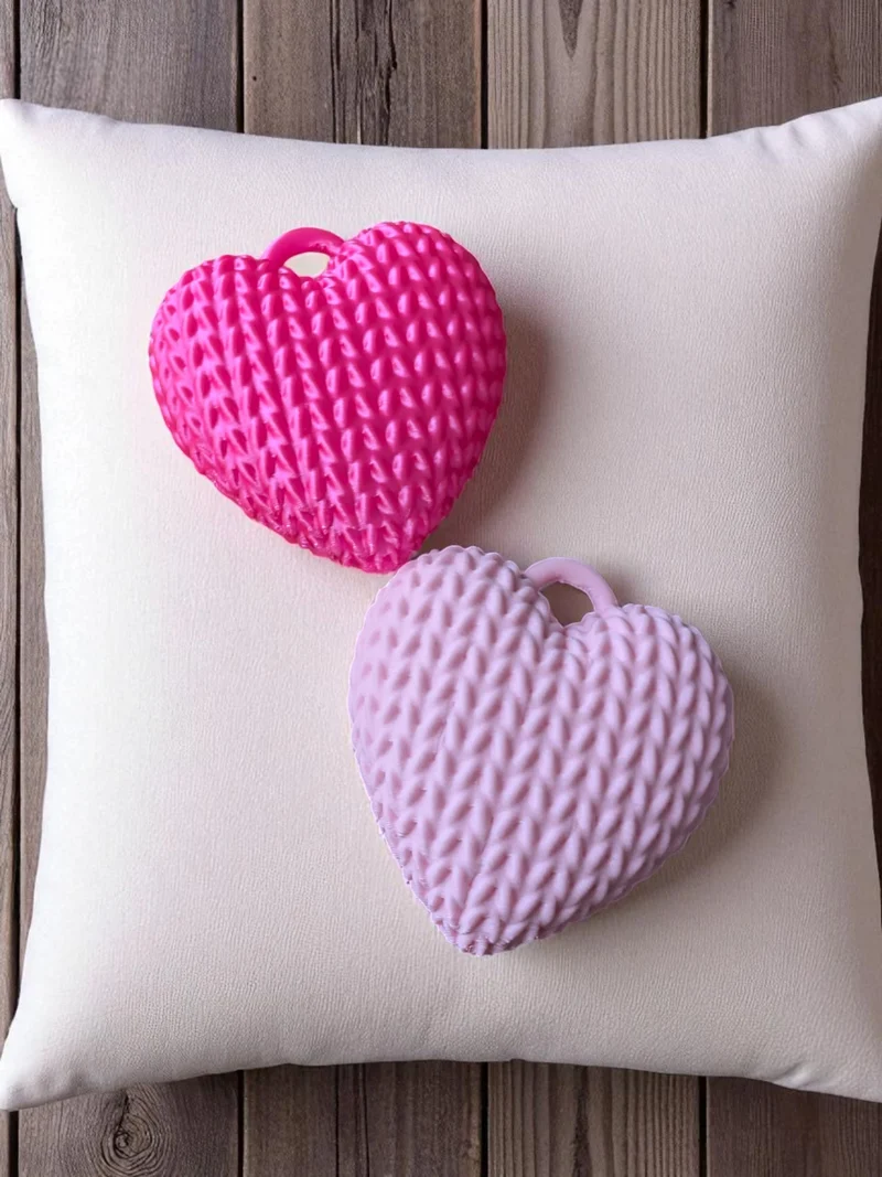 Porte-clés en forme de cœur avec motif finement tricoté