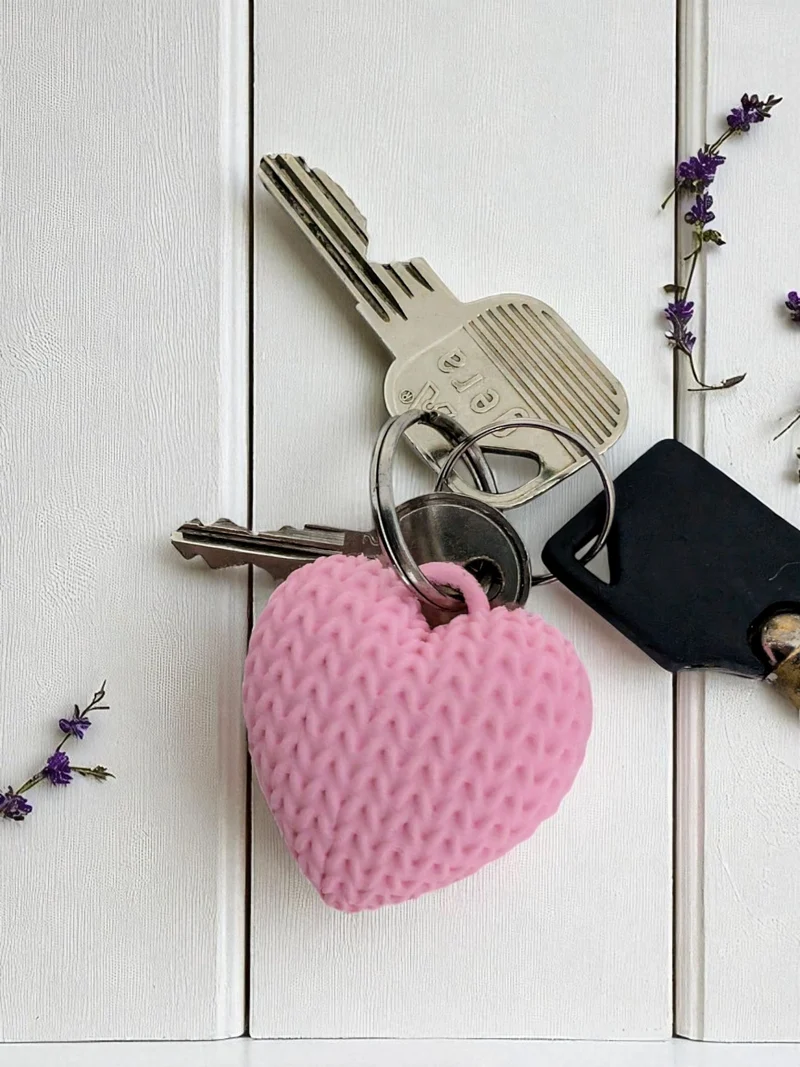 Porte-clés en forme de cœur avec motif finement tricoté