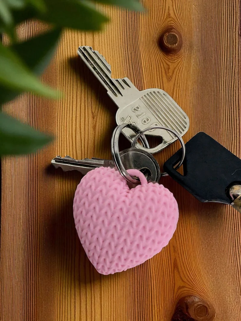 Porte-clés en forme de cœur avec motif finement tricoté