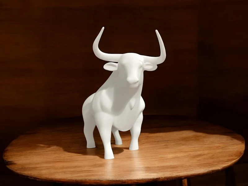 Élégante sculpture de taureau blanche pour une décoration d'intérieur moderne
