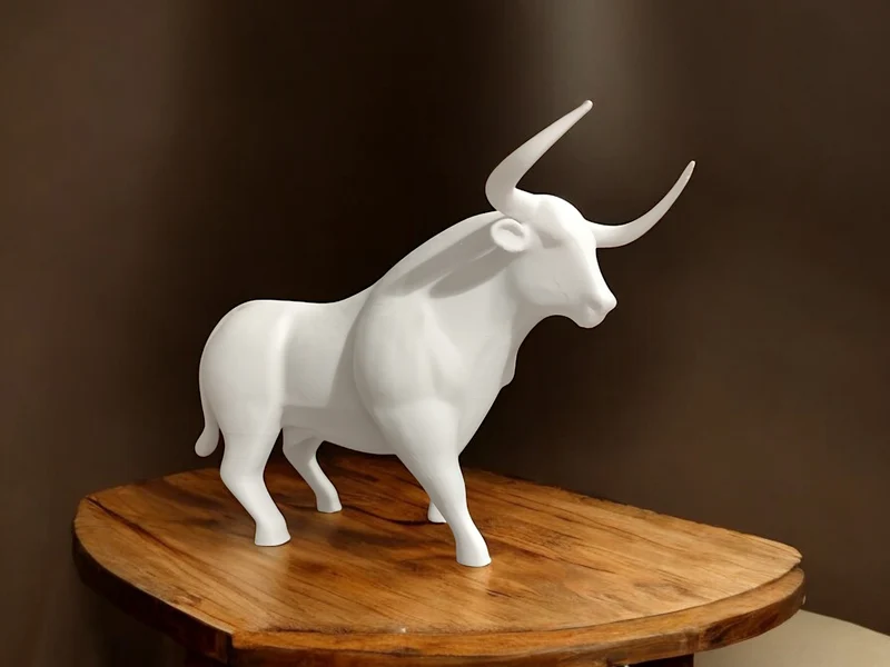 Élégante sculpture de taureau blanche pour une décoration d'intérieur moderne