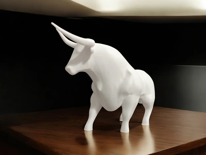 Élégante sculpture de taureau blanche pour une décoration d'intérieur moderne