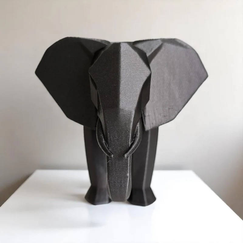 Sculpture d'éléphant low-poly minimaliste moderne