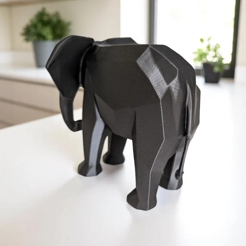 Sculpture d'éléphant low-poly minimaliste moderne