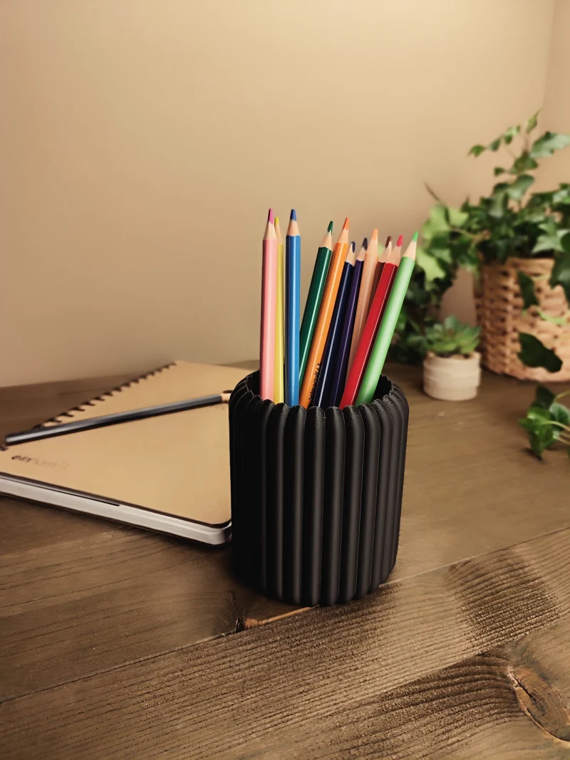 Pot à crayons au design côtelé pour le bureau