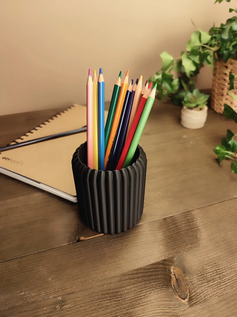 Pot à crayons au design côtelé pour le bureau