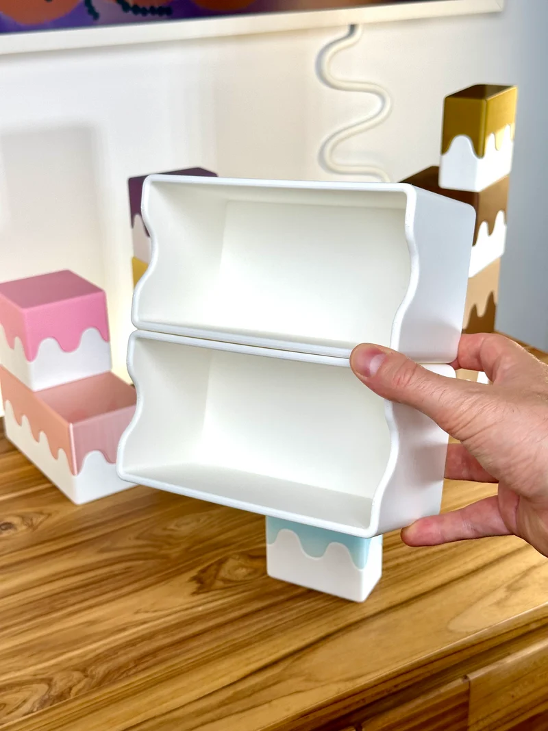 Boîtes ondulées empilables pour un rangement polyvalent