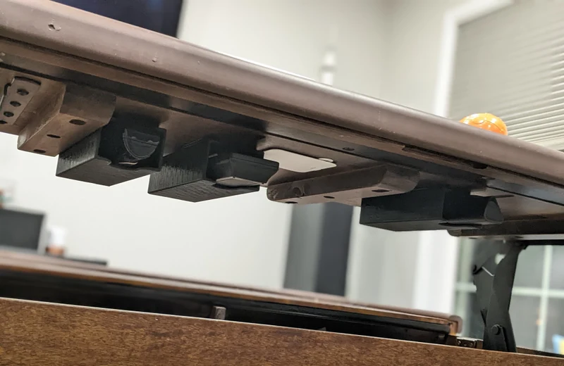 Support de télécommande discret pour montage sous la table
