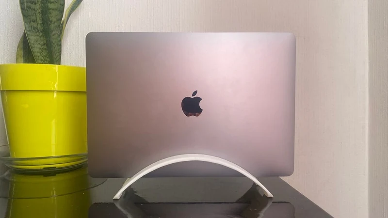 BookArc : support vertical peu encombrant pour MacBook Pro 13 pouces