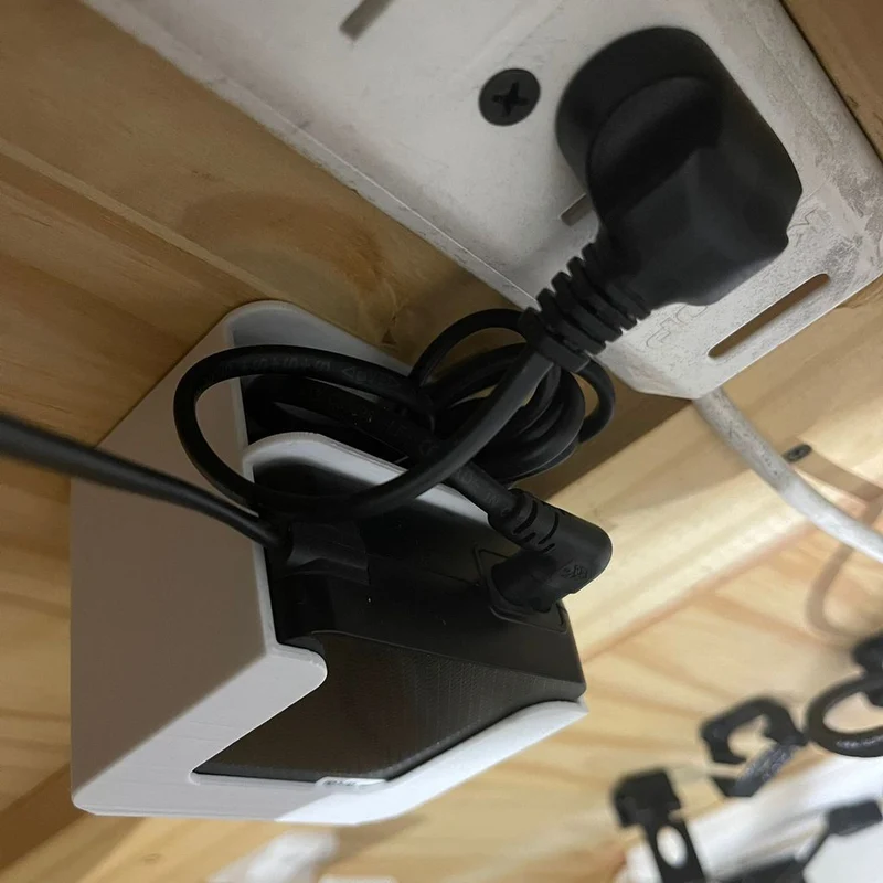 Support discret pour adaptateur secteur Samsung Odyssey G5 sous le bureau