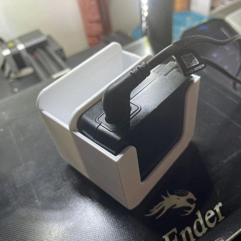 Support discret pour adaptateur secteur Samsung Odyssey G5 sous le bureau