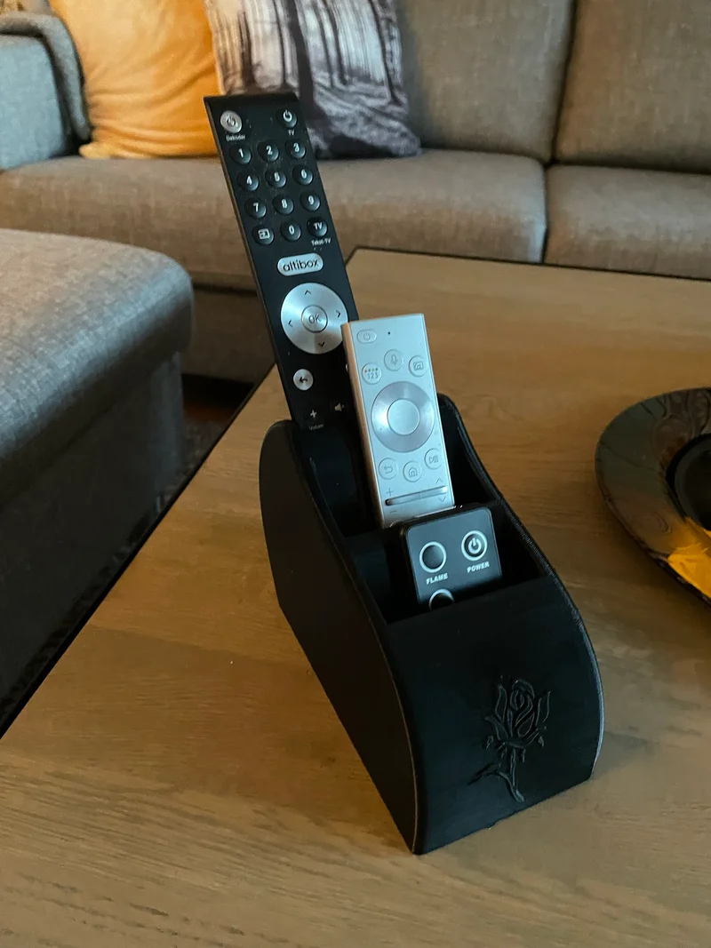 Support de télécommande pratique pour trois avec rose décorative