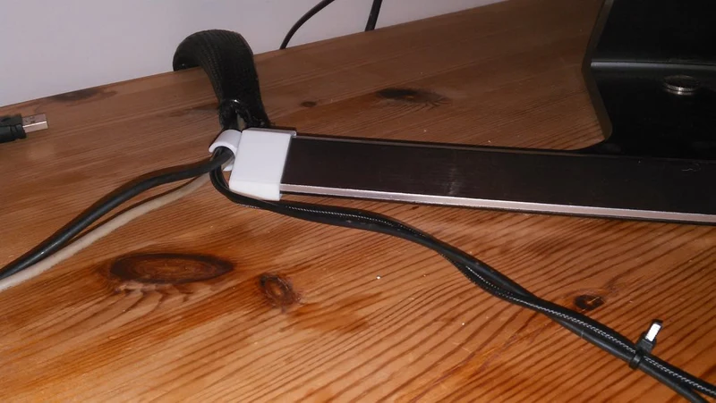 Guide des câbles pour le support de moniteur Samsung U28D590