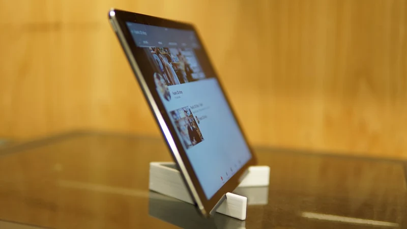 Support iPad portable avec charnière fonctionnelle