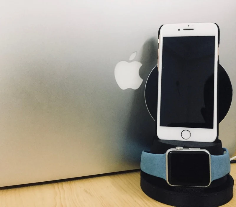 Station de chargement pour iPhone et Apple Watch avec prise en charge du chargement filaire et sans fil