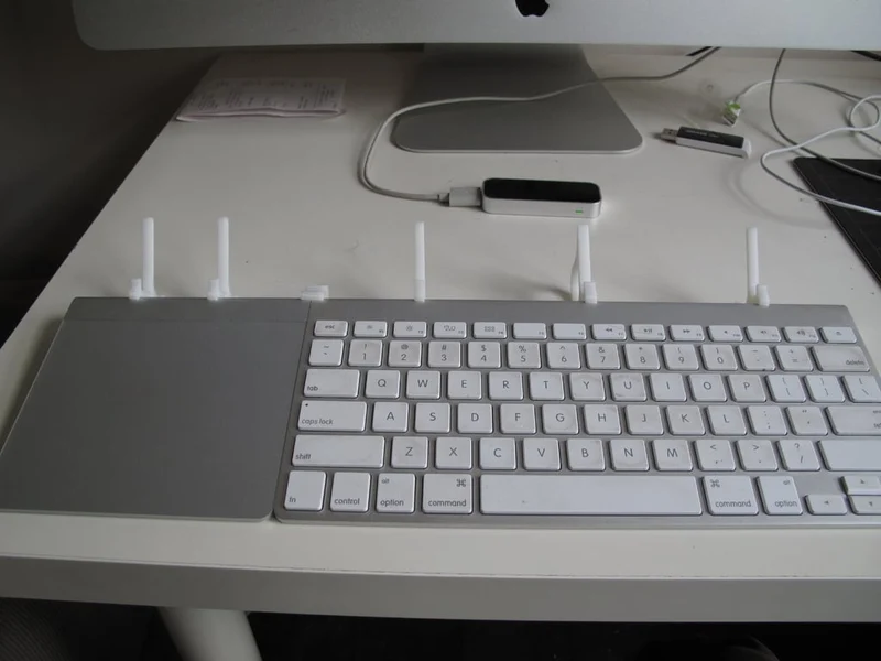 Support simple pour iPhone et iPad avec intégration du clavier et du trackpad sans fil Apple