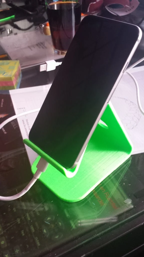 Support pour iPhone 6 et Galaxy S5 avec chargeur intégré et entrée audio
