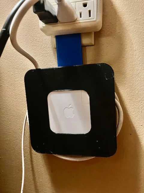 Support de chargeur MacBook et organisateur de câbles pour prise murale